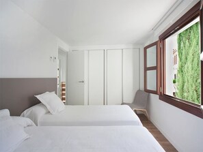 2 bedrooms, desk, iron/ironing board, WiFi
