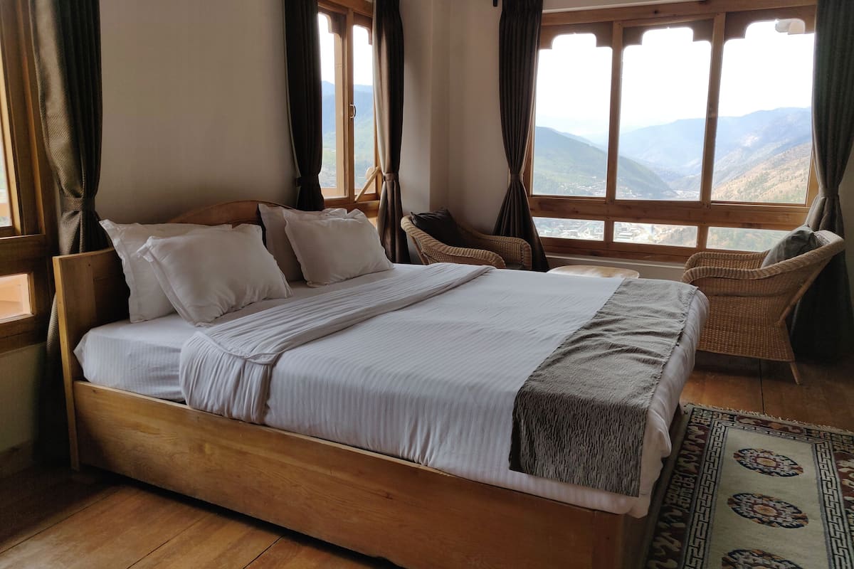 Junior Suite | Laptop workspace, blackout drapes, WiFi (free), individually furnished