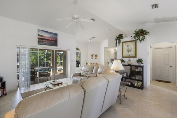 House | Living room | TV - Villa Corona (Cape Coral)