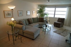 Living room - Coral_island (Cape Coral)