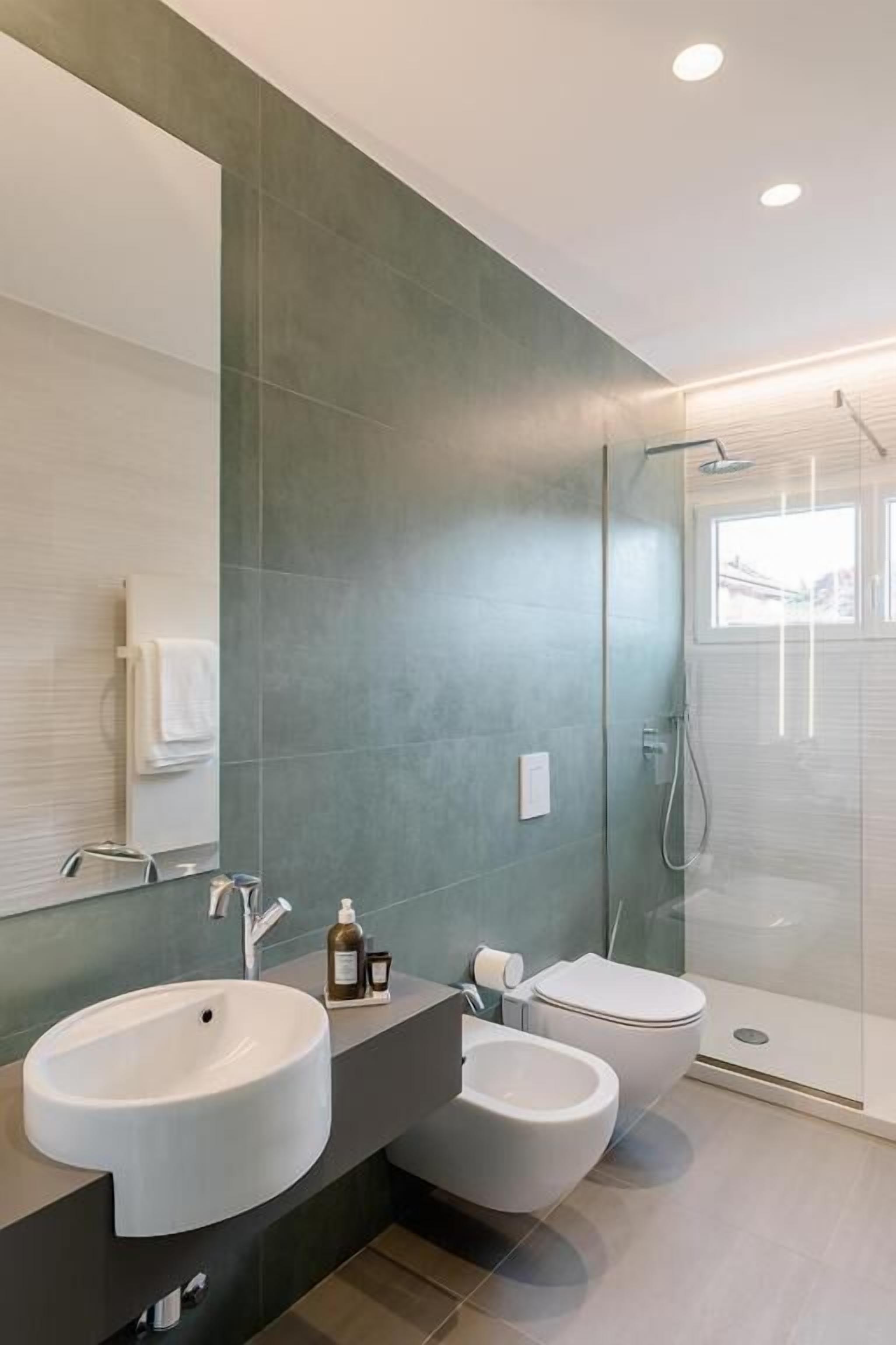 Deluxe Double or Twin Room, Balcony, City View | Bathroom