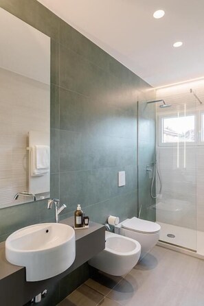 Camera Deluxe con letto matrimoniale o 2 letti singoli, balcone, vista città | Bagno