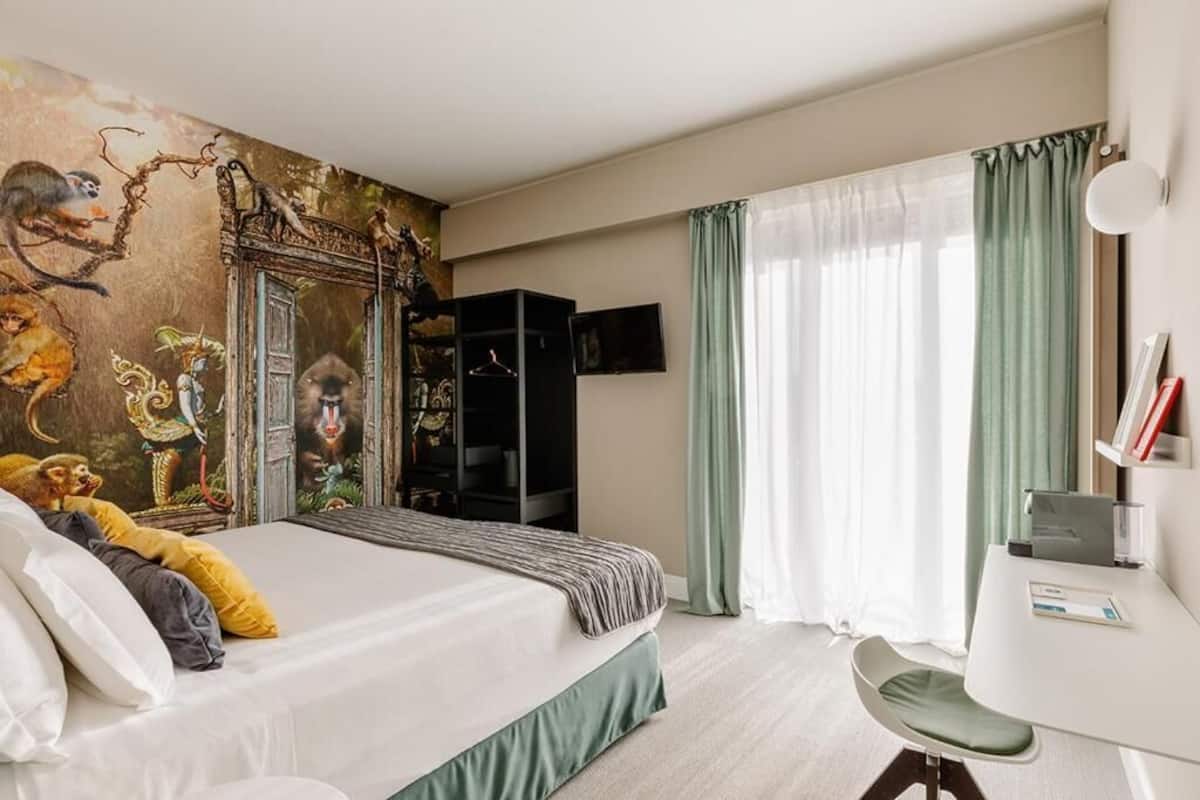 In-room safe, soundproofing, free WiFi