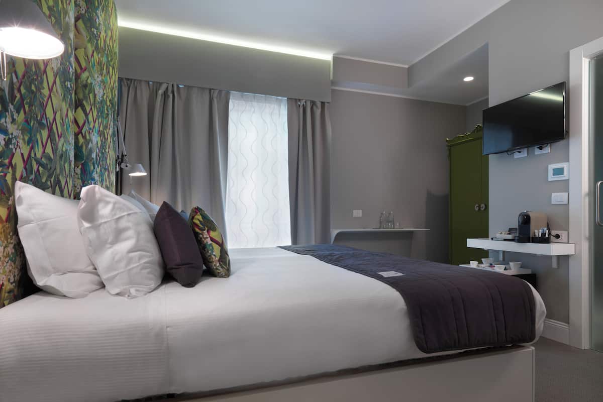 In-room safe, soundproofing, free WiFi