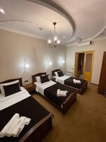 Habitación triple estándar | Ropa de cama hipoalergénica y espacio para trabajar con un portátil