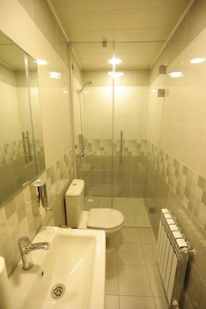Douche, articles de toilette gratuits, sĂšche-cheveux, chaussons