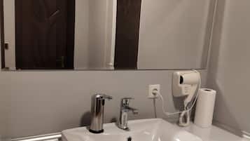Standard Triple Room | Bathroom | Shower, free toiletries, hair dryer, slippers