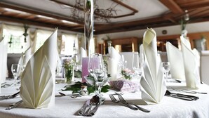 A table set for a formal dining event with white tablecloths, folded napkins, and glassware. - Quartier restaurant Zum Hannes (Winterbach)