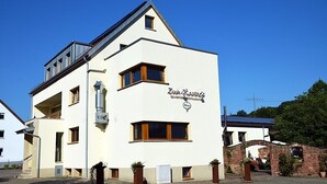A two-story building with a sign for "Quartier Restaurant." - Quartier restaurant Zum Hannes (Winterbach)