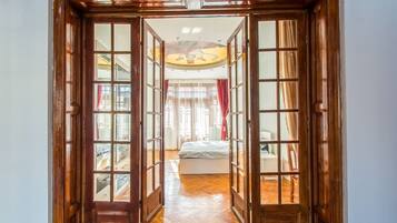 4 slaapkamers, een strijkplank/strijkijzer, wifi