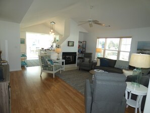 Fernseher, Kamin, DVD-Player, Bücher