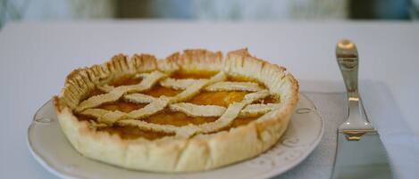 Une tarte sur une assiette, avec une spatule à tarte à côté.