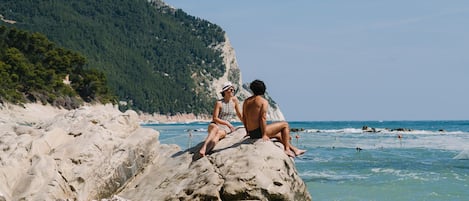 Una spiaggia nelle vicinanze, sabbia bianca