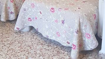 Escritorio, wifi gratis y ropa de cama