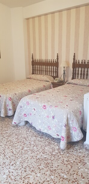 Escritorio, wifi gratis y ropa de cama