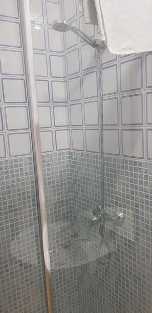 Cabezal de ducha tipo lluvia, artículos de tocador gratuitos, bidet