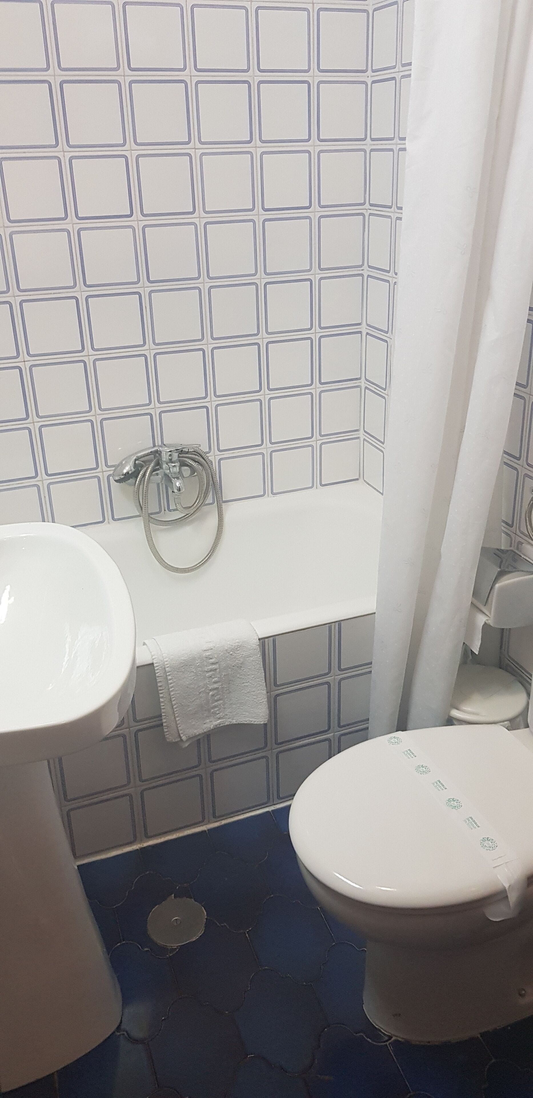 rainfall showerhead, free toiletries, bidet, towels