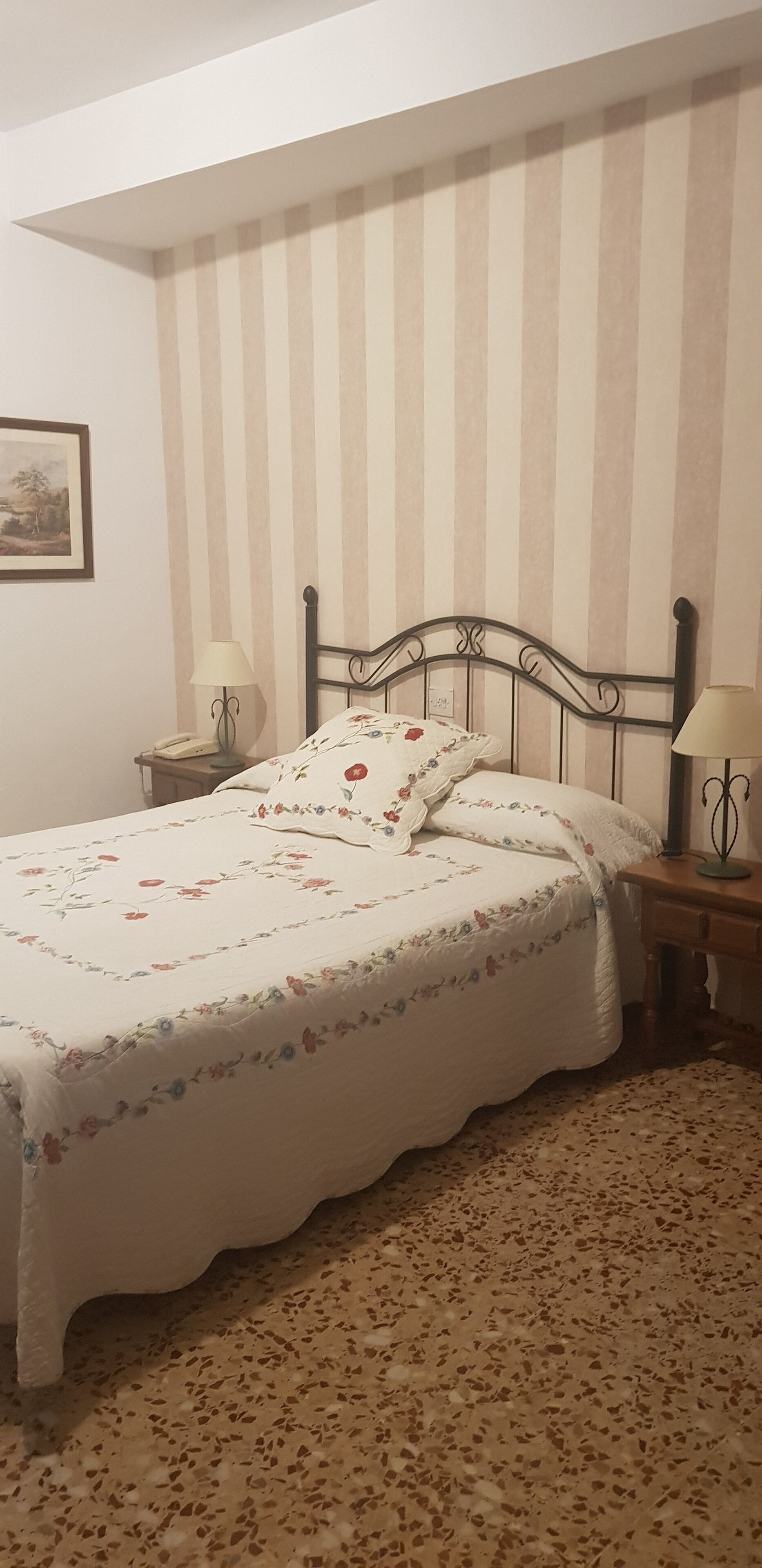 single room | desk, free wifi, bed sheets