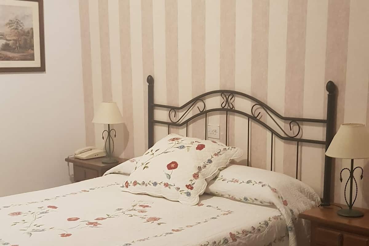 single room | desk, free wifi, bed sheets