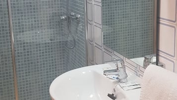 Regendusche, kostenlose Toilettenartikel, Bidet, Handtücher