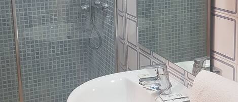 Rainfall showerhead, free toiletries, bidet, towels