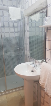 Rainfall showerhead, free toiletries, bidet, towels. Hotel Andalucia