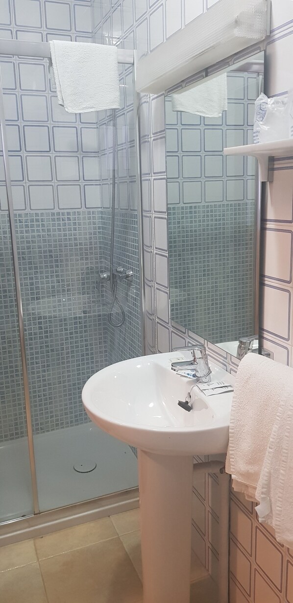 Rainfall showerhead, free toiletries, bidet, towels - Hotel Andalucia (Cazorla)