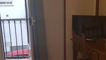 Kamer, 1 twee- of 2 eenpersoonsbedden | Een bureau, gratis wifi, beddengoed