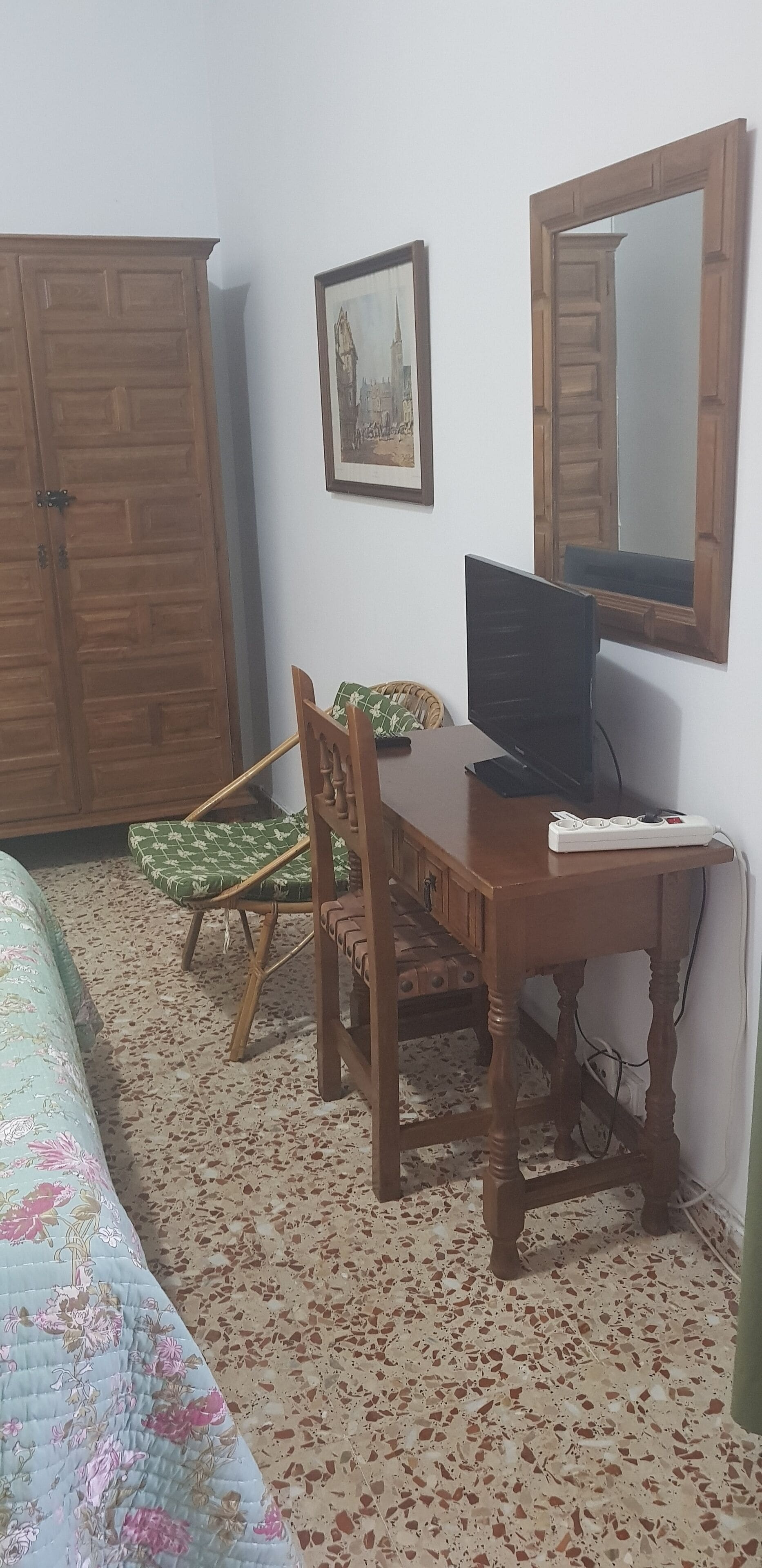 single room | desk, free wifi, bed sheets