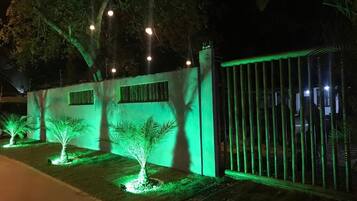 Fachada da propriedade à noite