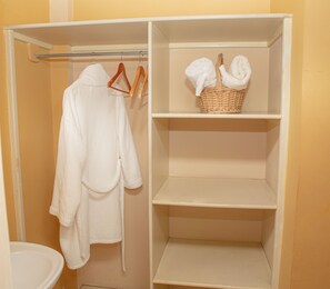 Habitació triple estàndard, 3 llits individuals | Bany | Dutxa, tovalloles, sabó i xampú