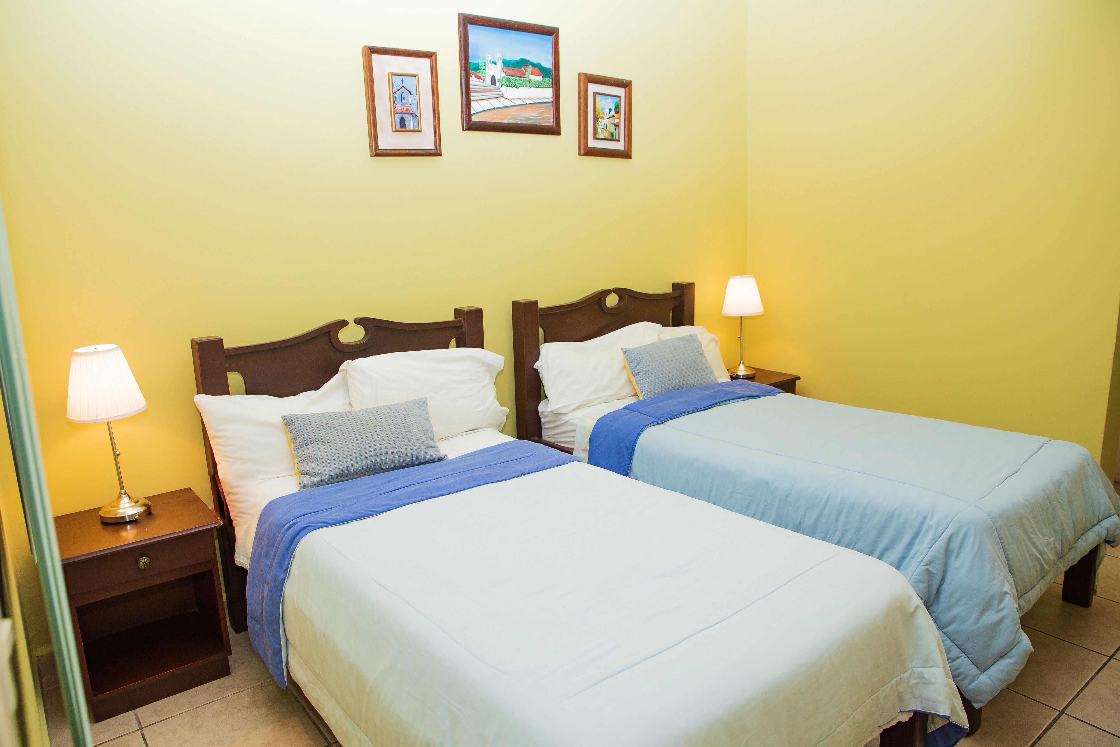 Chambre économique double, 2 lits jumeaux | Literie hypoallergénique, couette en duvet, rideaux d’obscurcissement