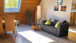 Apartment, 1 Bedroom (3. OG) | Living area - Messe Stuttgart Ferienwohnungen Kaiser (Ostfildern)