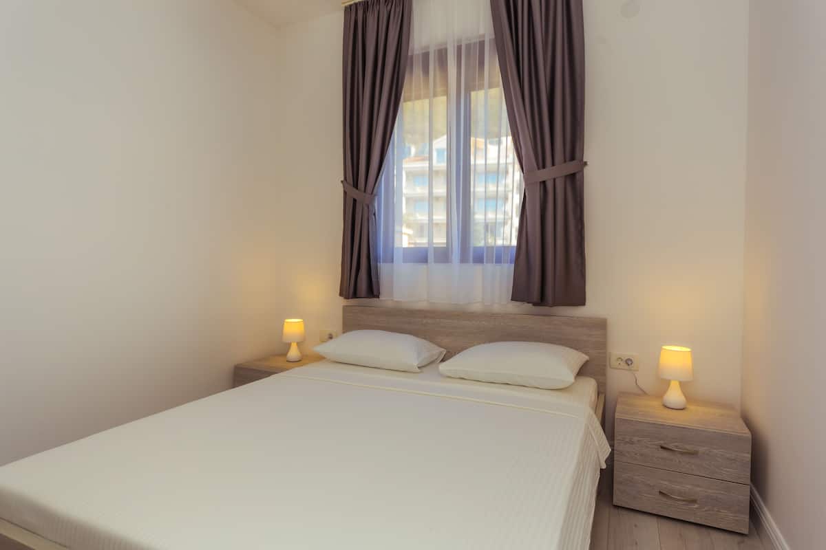 2 bedrooms, desk, blackout curtains, free WiFi
