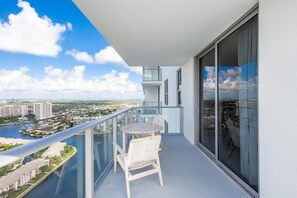 Outdoor dining - Ocean Views 28th Floor, Pool, Gym & Beach Access (Hollywood)