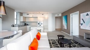 Un apartament modern amb cuina, zona de menjador i saló.