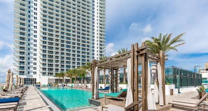 Ocean Breeze Retreat - Pool, Gym Access & Views