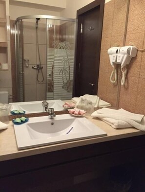 Separate bathtub and shower, rainfall showerhead, free toiletries - Delta Palace (Sulina)