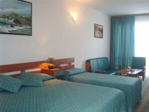 أغطية فراش متميزة وخزنة داخل الغرفة وستائر تعتيم وتجهيزات عازلة للصوت