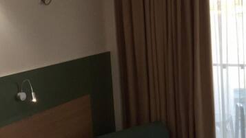 Habitación con 2 camas individuales | Ropa de cama de alta calidad y caja de seguridad en la habitación