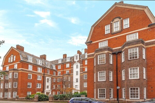 Exterior - Modern One Bedroom Victoria Apartment (Greater London)