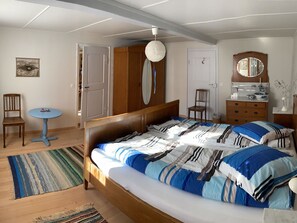 2 bedrooms, travel crib, free WiFi, bed sheets