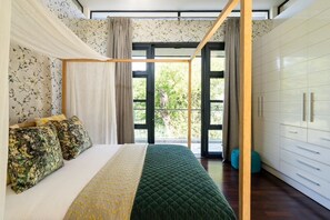 5 bedrooms, desk, iron/ironing board, WiFi