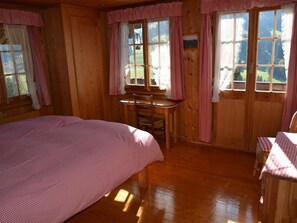 5 bedrooms, travel crib, free WiFi, bed sheets