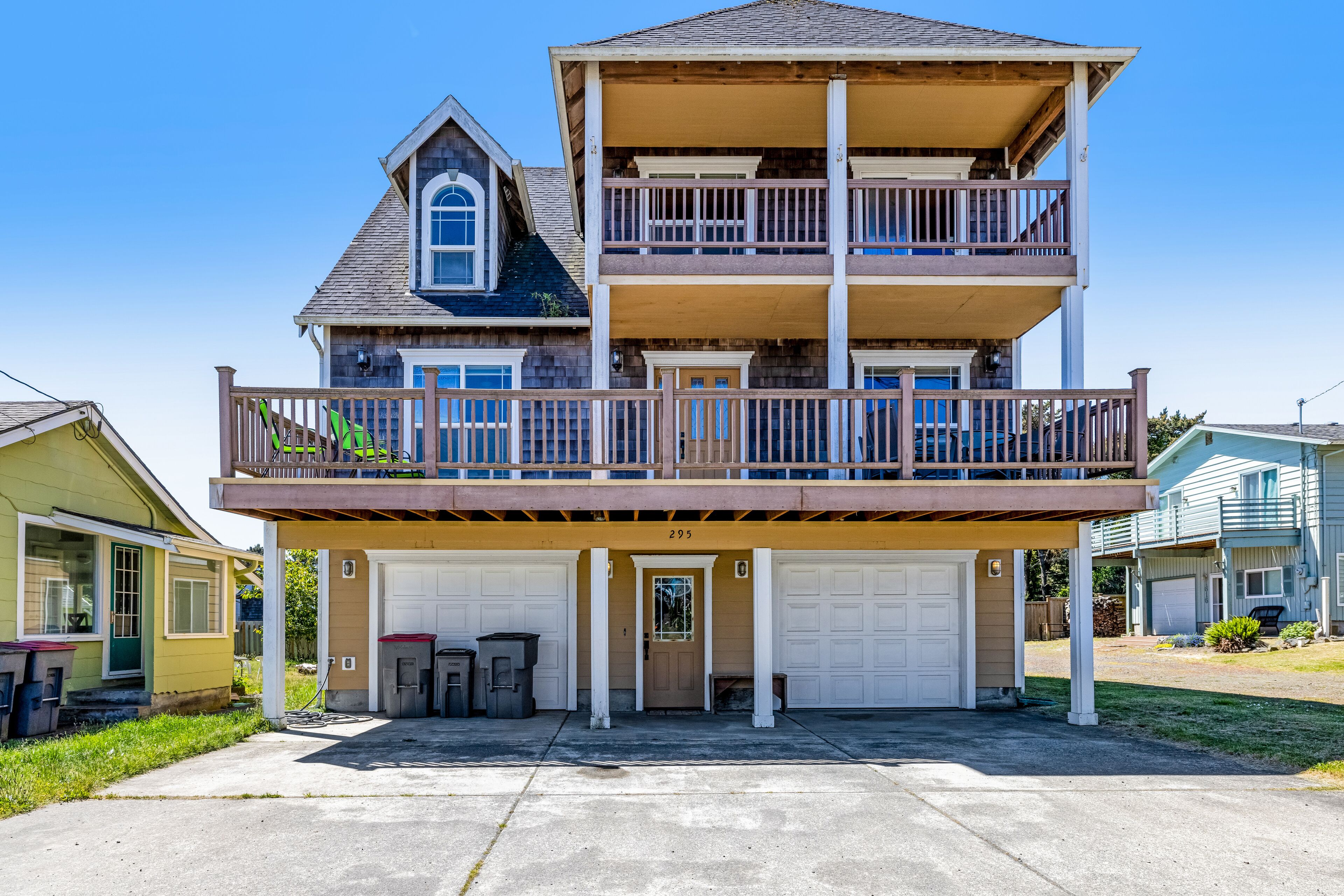 Dog-friendly house near the beach with spectacular views and pool table