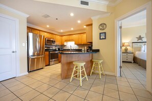 Réfrigérateur, micro-ondes, four, lave-vaisselle