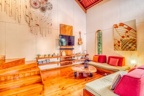 Tv, eldstad och böcker