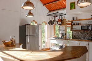 Kylskåp, mikrovågsugn, ugn och spishäll