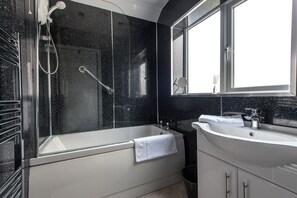Maison, 2 chambres | Salle de bain | Ensemble baignoire-douche, serviettes fournies, savon