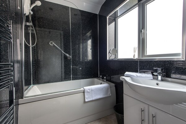 House, 2 Bedrooms | Bathroom | Combined shower/tub, towels, soap, toilet paper
